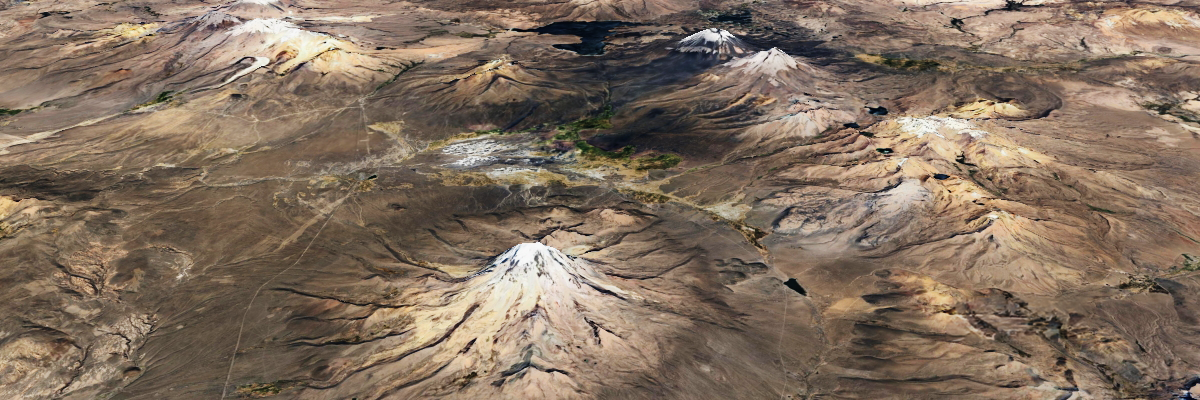 Vista panorámica del Altiplano con volcanes nevados reflejados en una laguna de altura.