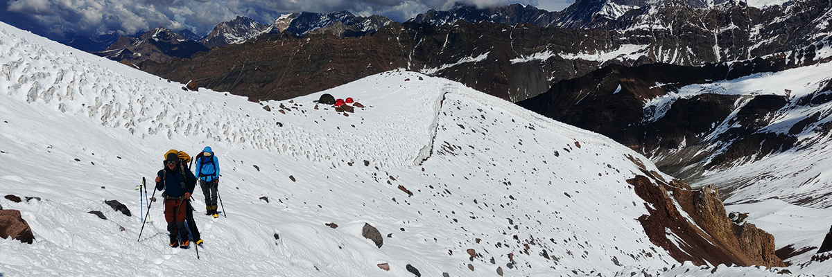 El domo nevado masivo del Volcán Tupungato dominando el horizonte de los Andes Centrales.