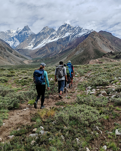 Equipo de expedición caminando por los valles agrestes en la aproximación al campo base del Tupungato.