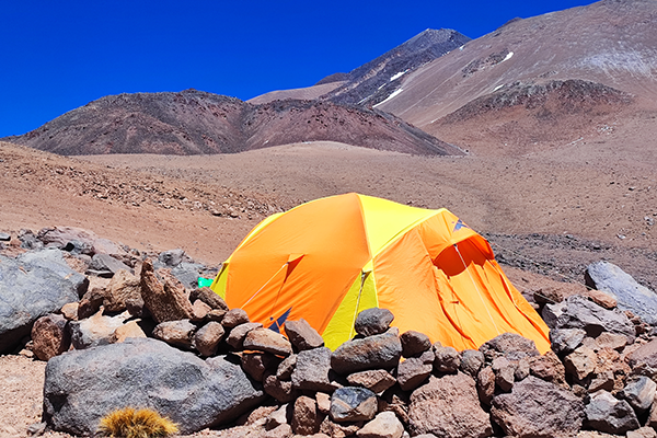 Logística de campamento HME en el Llullaillaco.