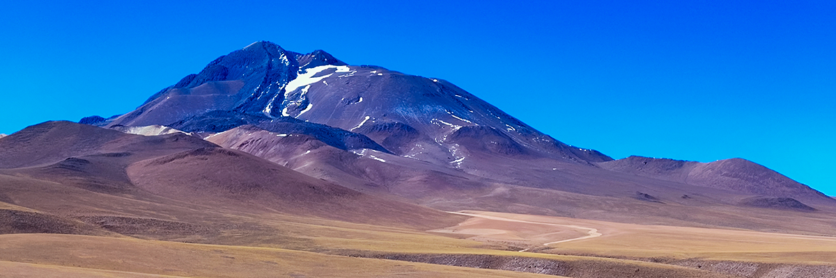 Vista desde la cumbre del Llullaillaco hacia el altiplano.
