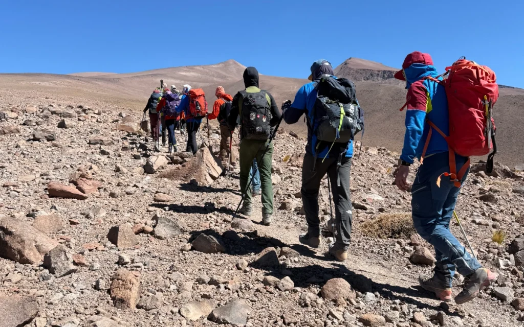 ojos-del-salado-14-days-mulas-muertas-acclimatization-climb