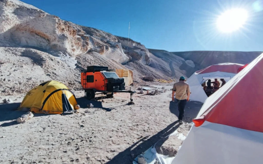ojos-del-salado-laguna-verde-base-camp-domes