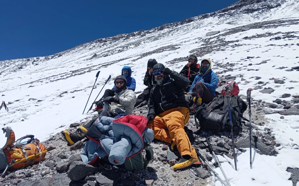 Pausa del Grupo en la Nieve - Ojos del Salado Premium