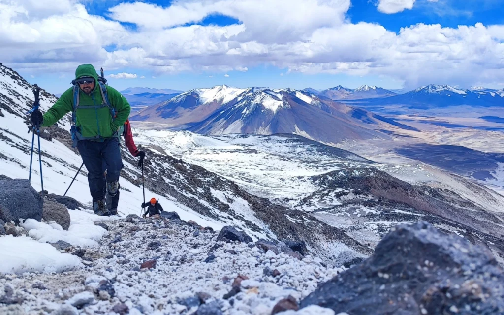 Ascenso hacia la Cumbre - Ojos del Salado Premium