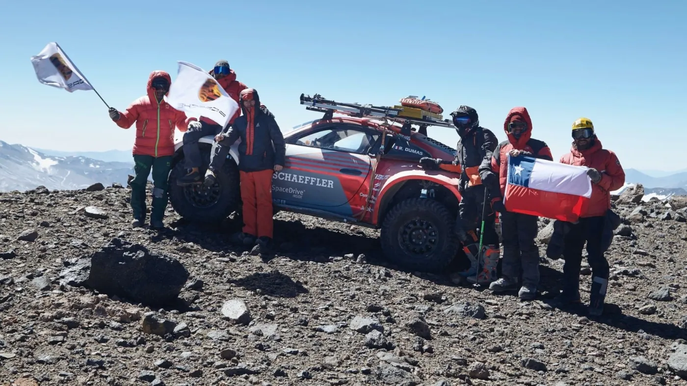 Porsche 911 team with the Chilean flag on the mountain